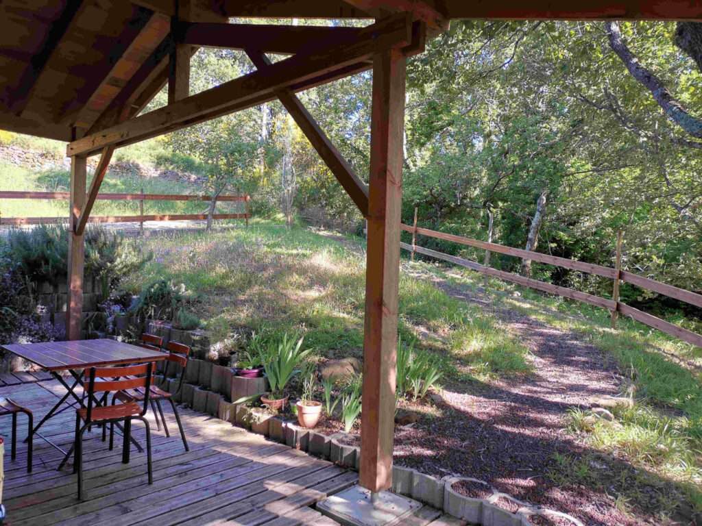 chalet-orange-terrasse-et-espaces-exterieurs_chalets-darbres_-1024x768 chalets darbres chalet-orange-terrasse-et-espaces-exterieurs_chalets-darbres_-1024x768